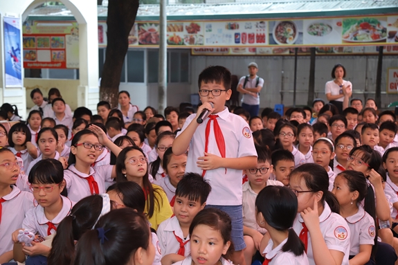 Các em học sinh hào hứng tham gia chương trình.